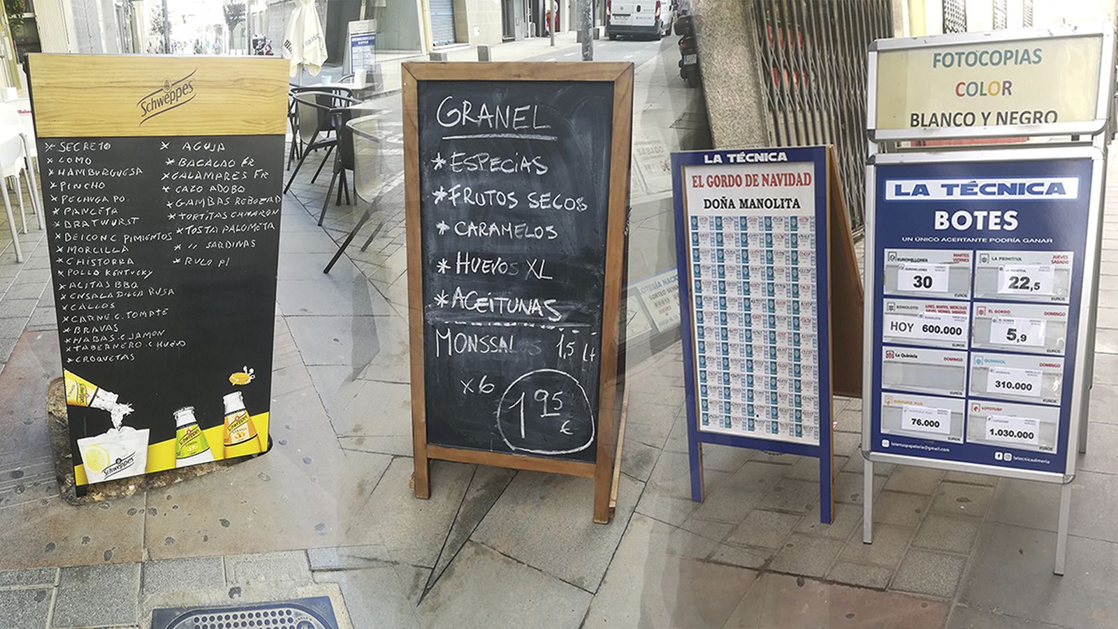 Carteles obstaculizando la calle