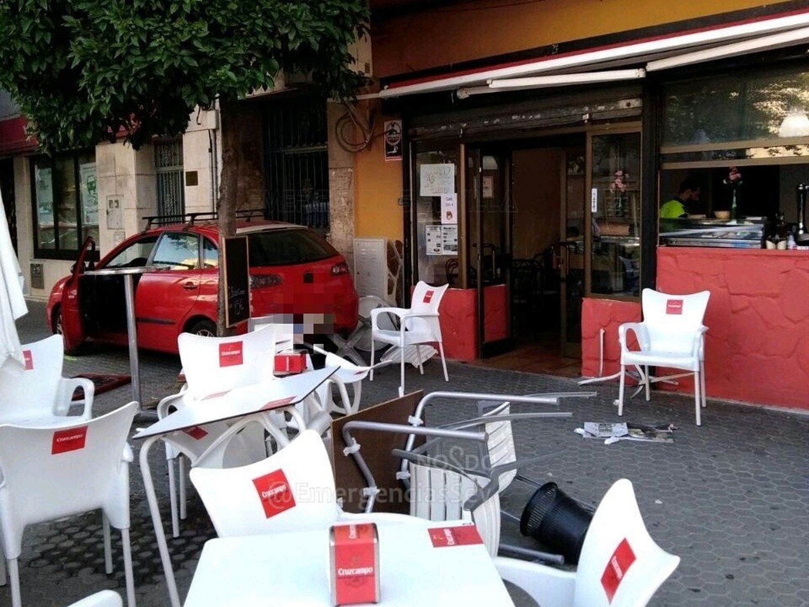 El vehículo tras arrollar parte de los veladores de la terraza.