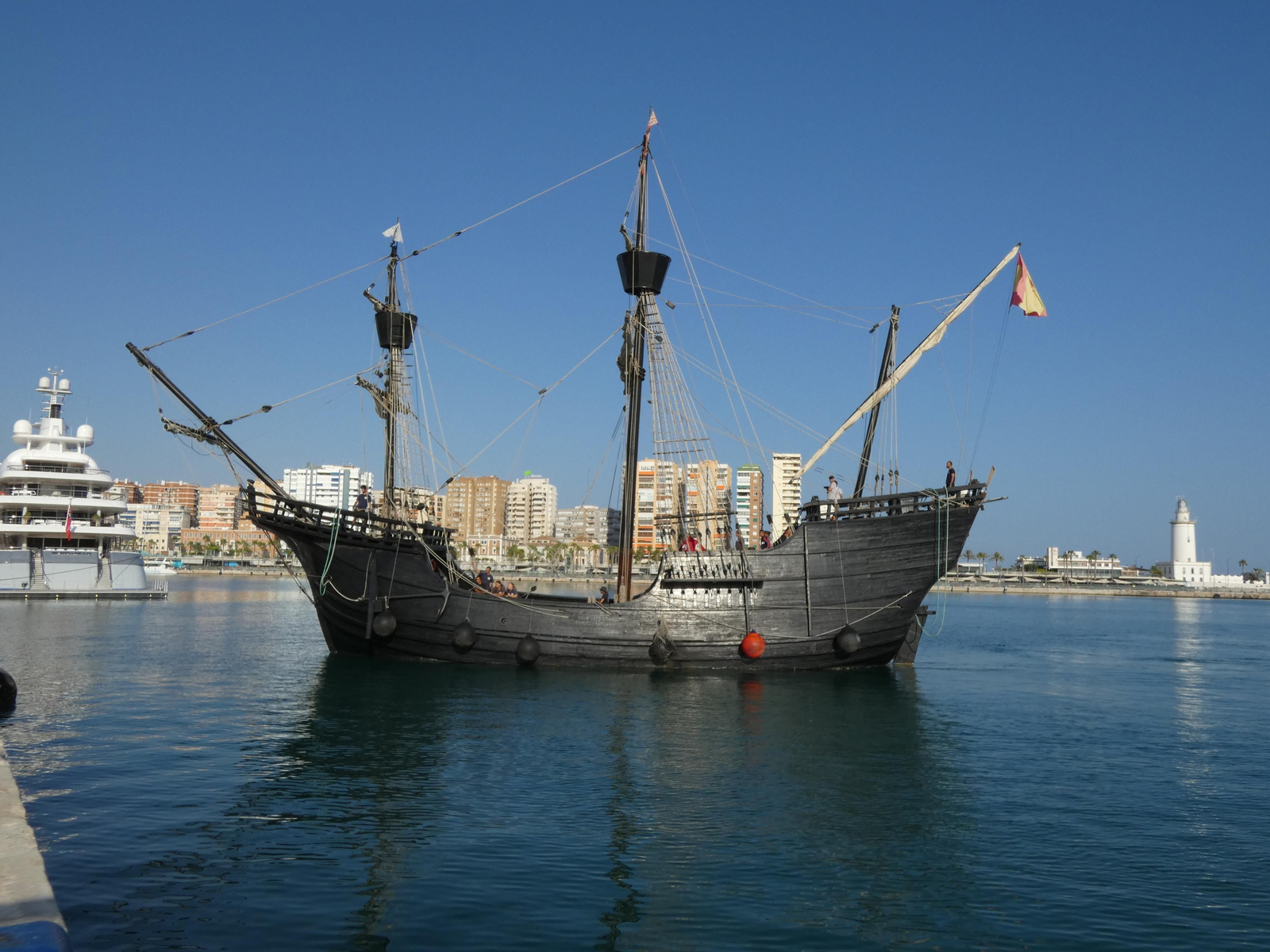 La nao 'Victoria' atracando en el muelle dos este pasado lunes.