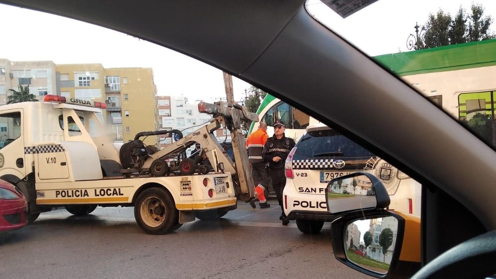 Fotografía del accidente captada desde el interior de un vehículo.