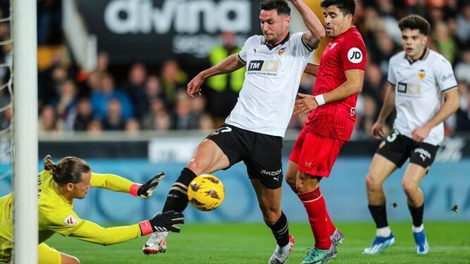 Nyland se anticipa a Yaremchuk en la primera mitad.