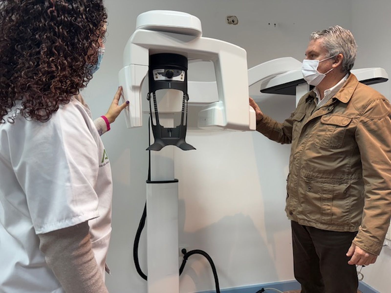 El delegado de salud visita el nuevo equipamiento en Vera.