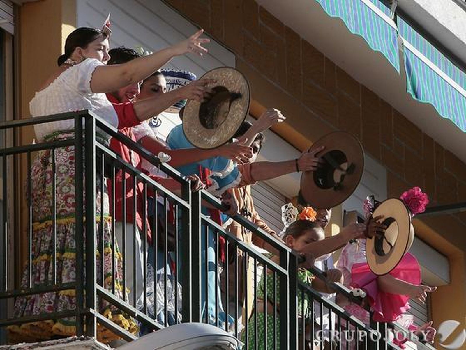 Alza de sombreros al paso de la carreta.

Foto: José Ángel García