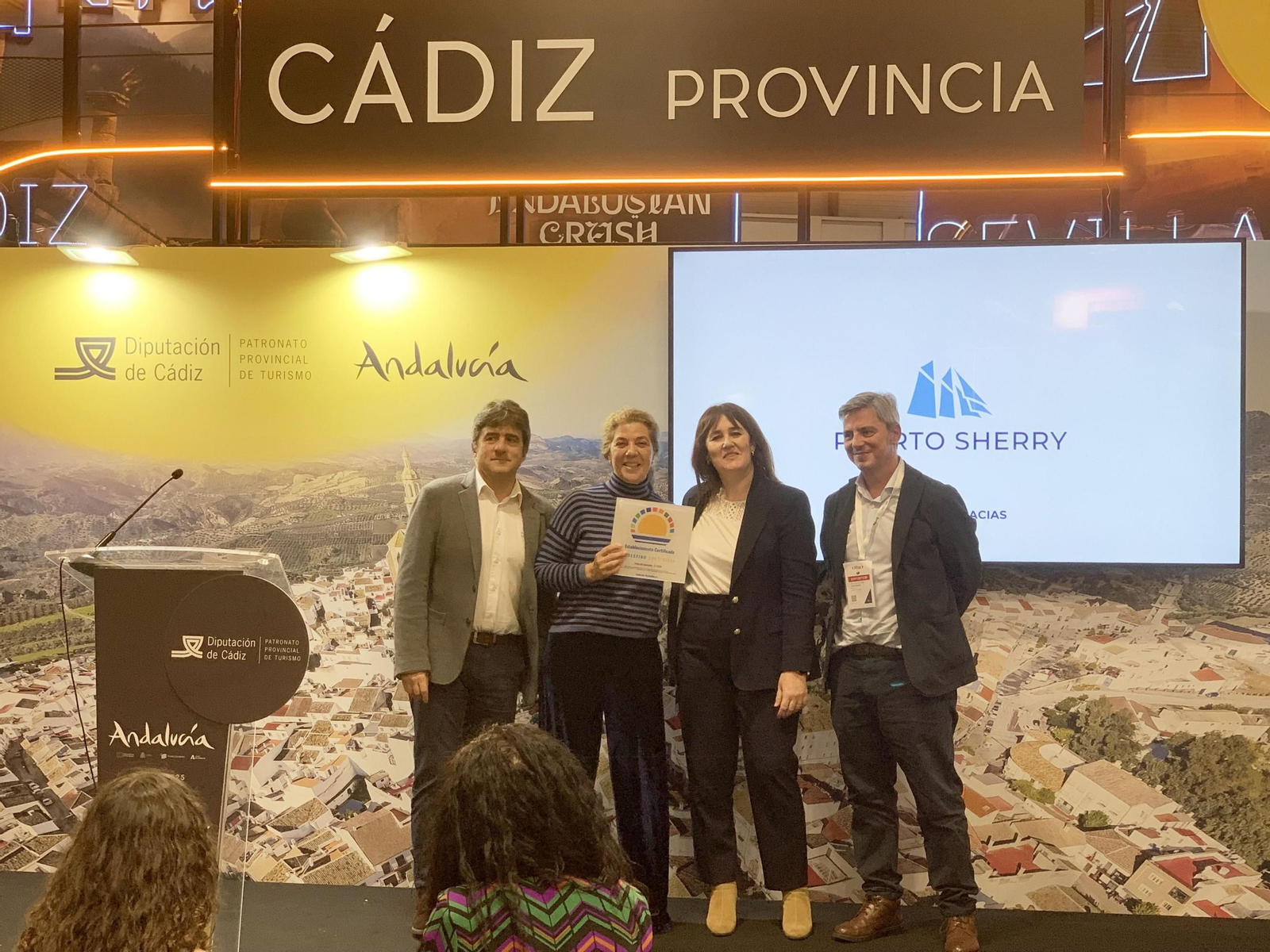 Una imagen de la entrega certificaciones en Fitur.