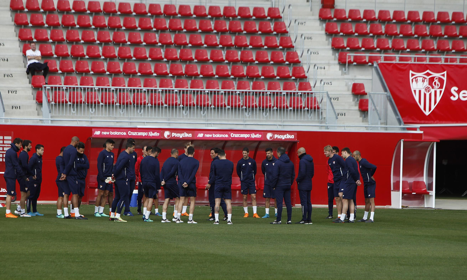 Montella se dirige a sus jugadores en la charla previa al entrenamiento.