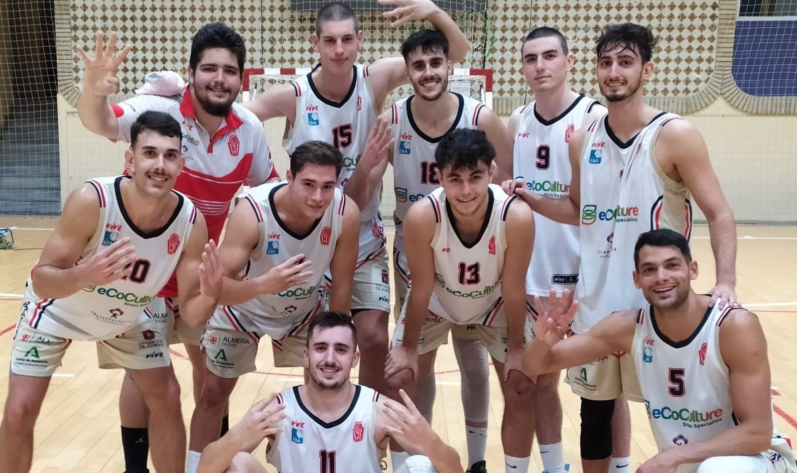 Celebrando la victoria.