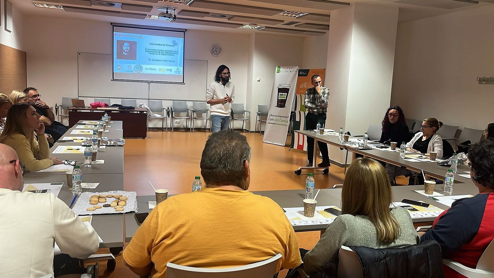 Café con ciencia sobre enfermedades minoritarias en el Hospital Clínico de Granada