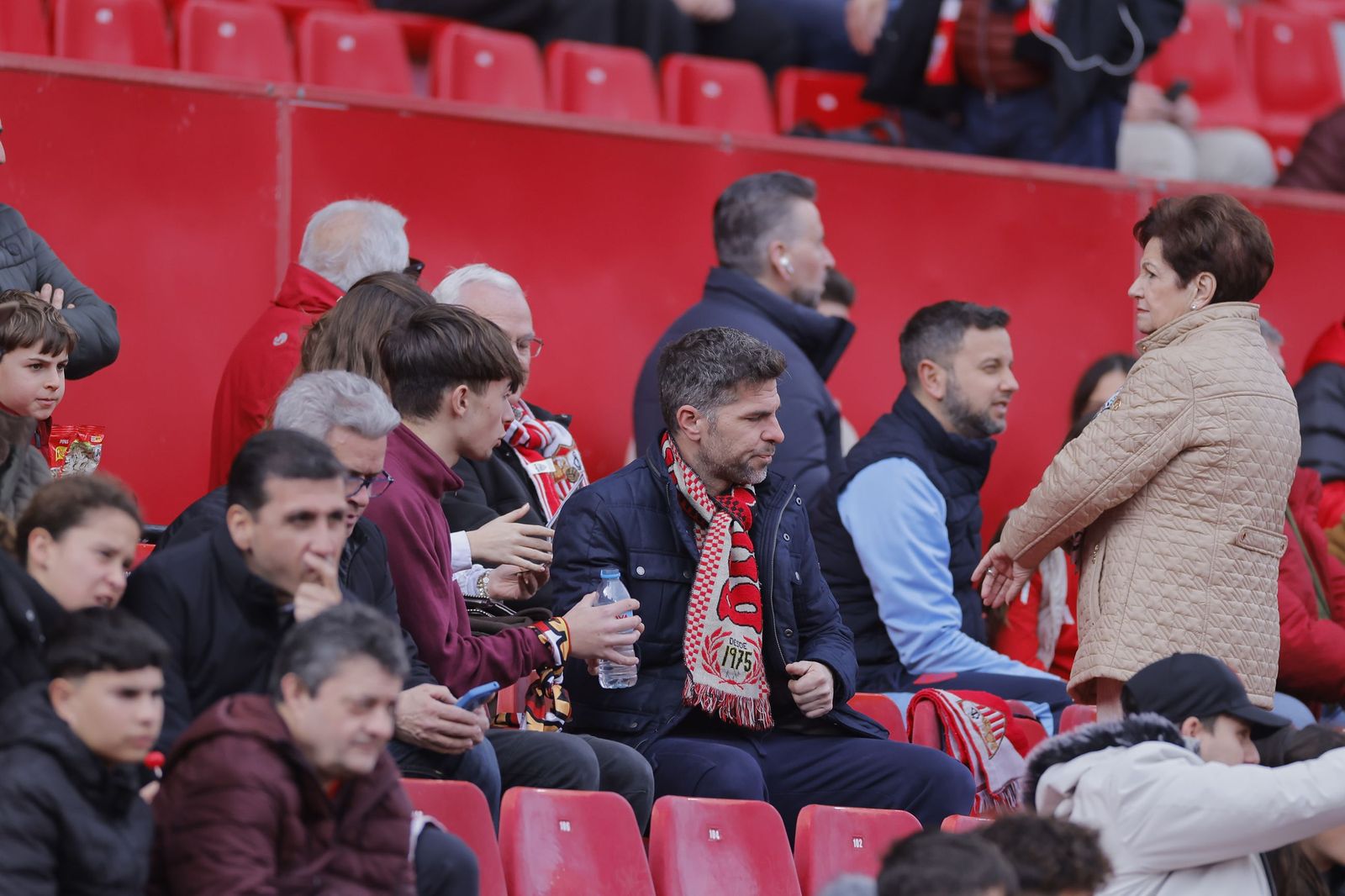 Búscate en las fotos del Sevilla - Girona