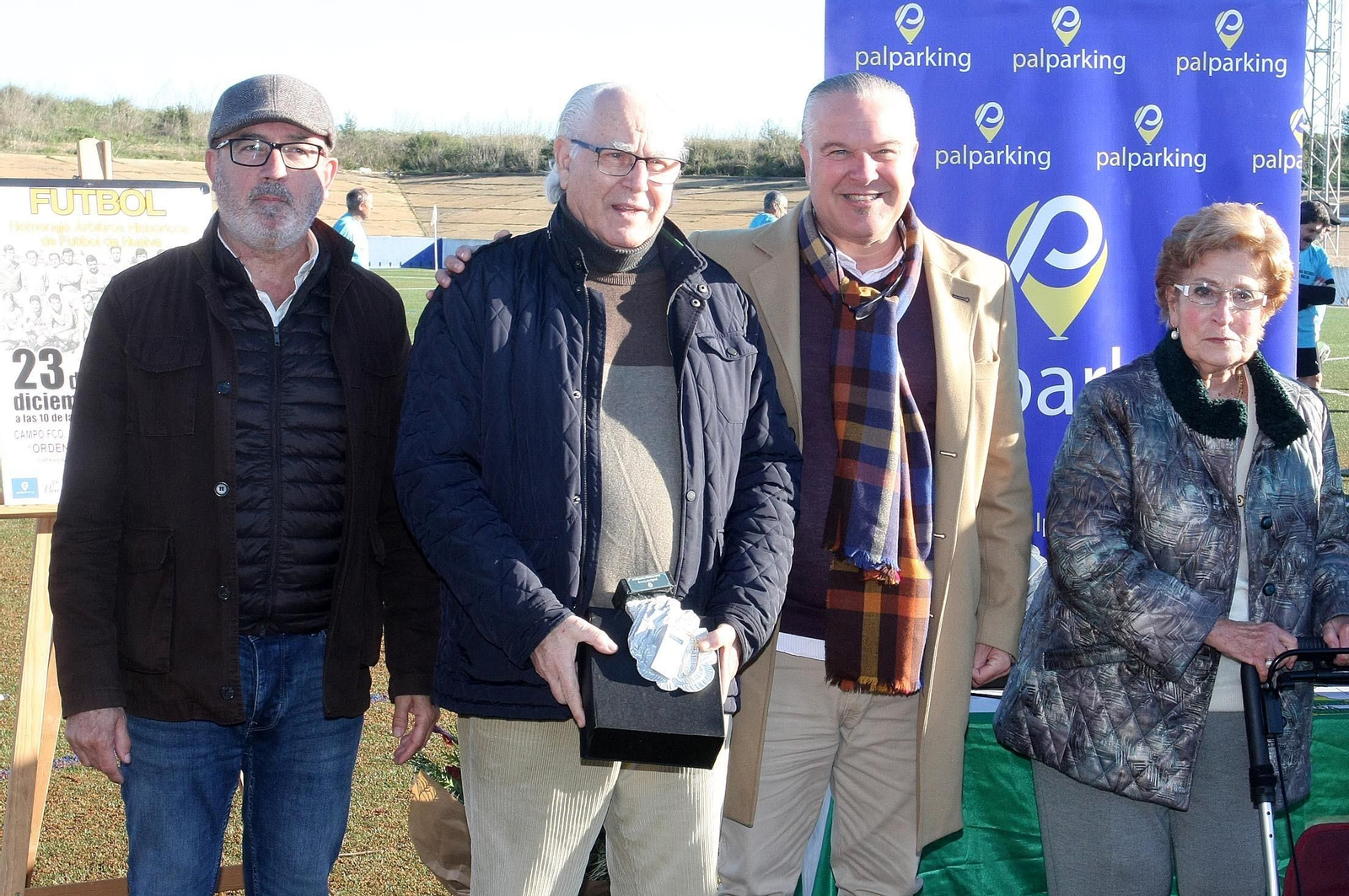Imágenes del partido homenaje a los árbitros históricos de fútbol de Huelva