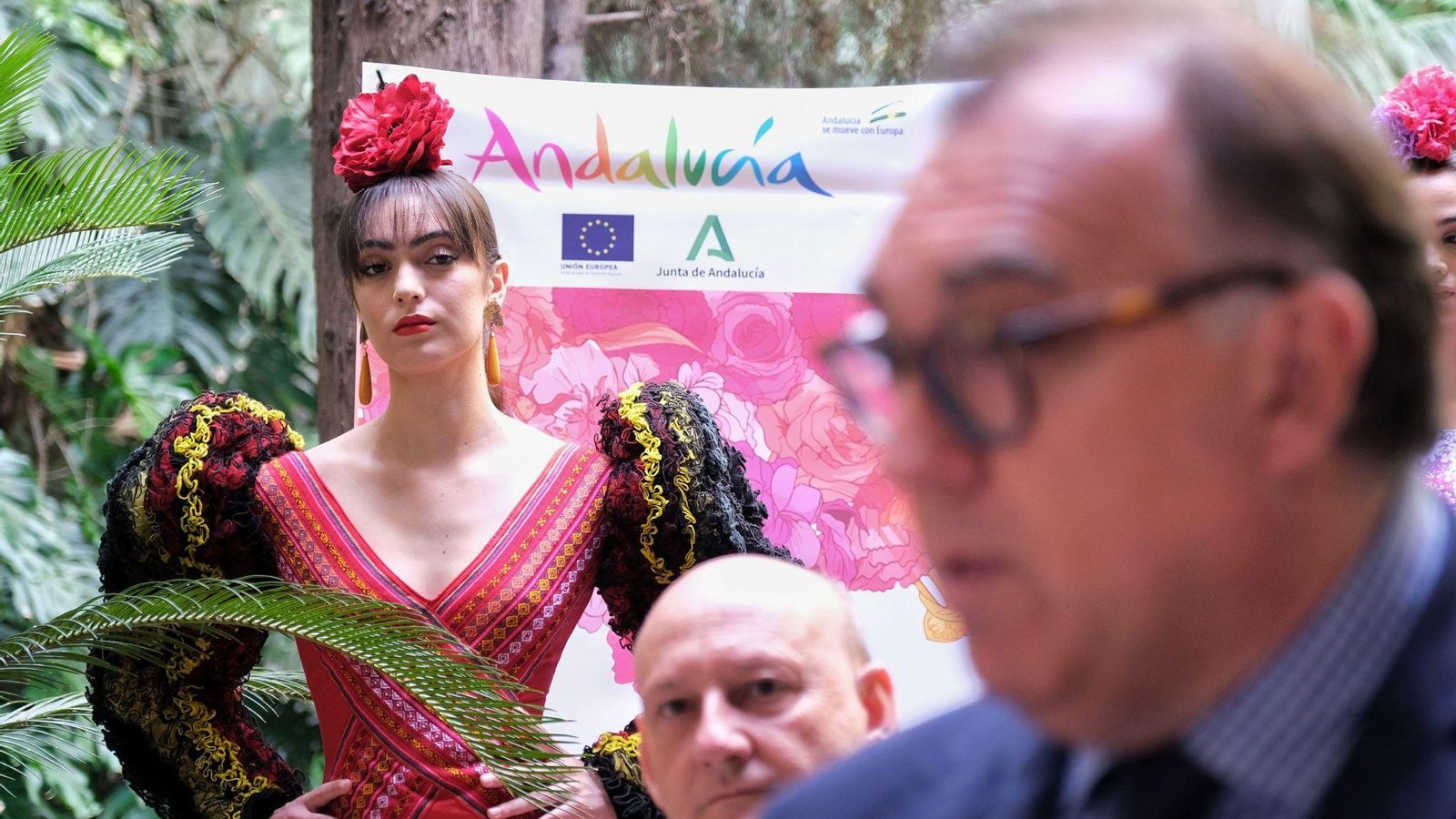Presentación del cartel anunciador de la acción de la Cátedra Internacional de Moda Flamenca de la Escuela ESSDM en el evento internacional Torino Fashion Week 2023.