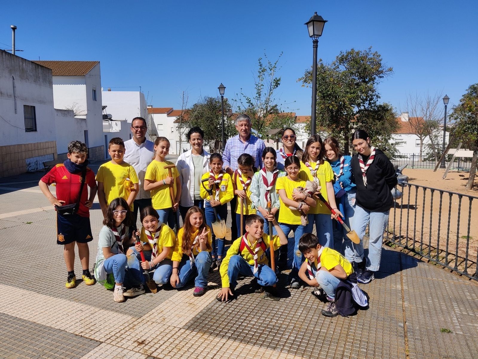 El alcalde de Palos con los niños que participaron en la plantación.