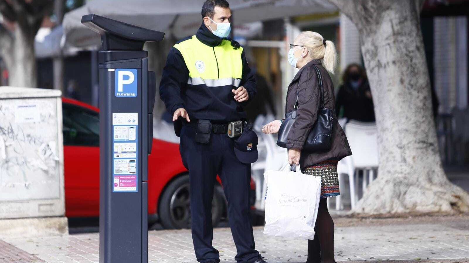 Un operario del SARE explica a una vecina el funcionamiento del parquímetro.