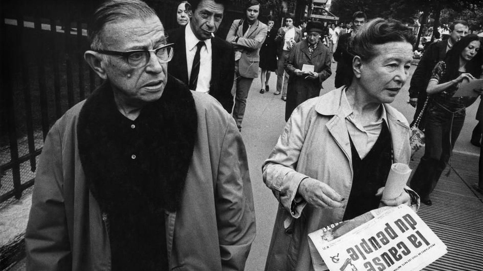 Jean-Paul Sartre y Simone de Beauvoir reparten ejemplares del periódico maoísta 'La Cause du Peuple', donde el primero ejerció como director-gerente (París, 1970).