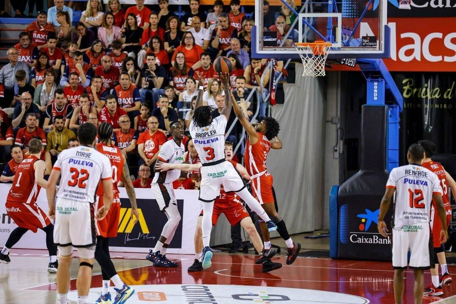 Lanzamiento de Bropleh en el partido ante el Baxi Manresa