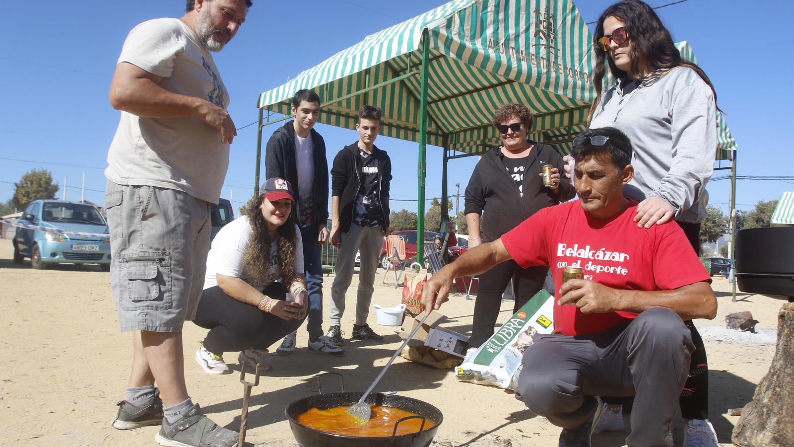 Francisco García cocina un perol junto a su familia y amigos.