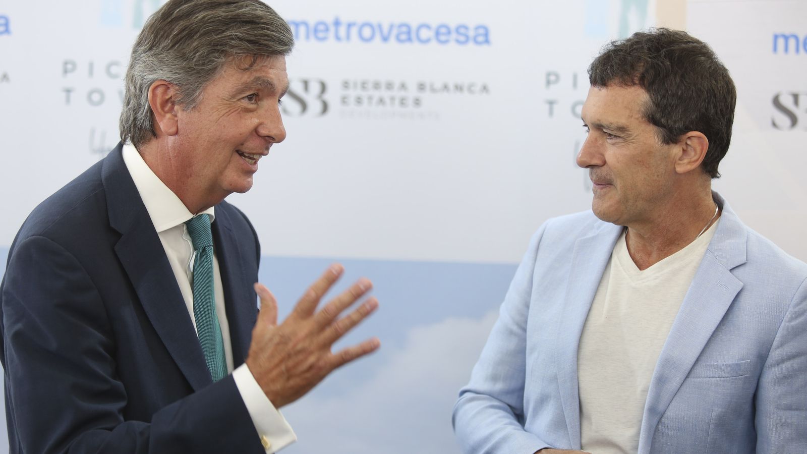 Antonio Banderas conversa con el arquitecto Carlos Lamela