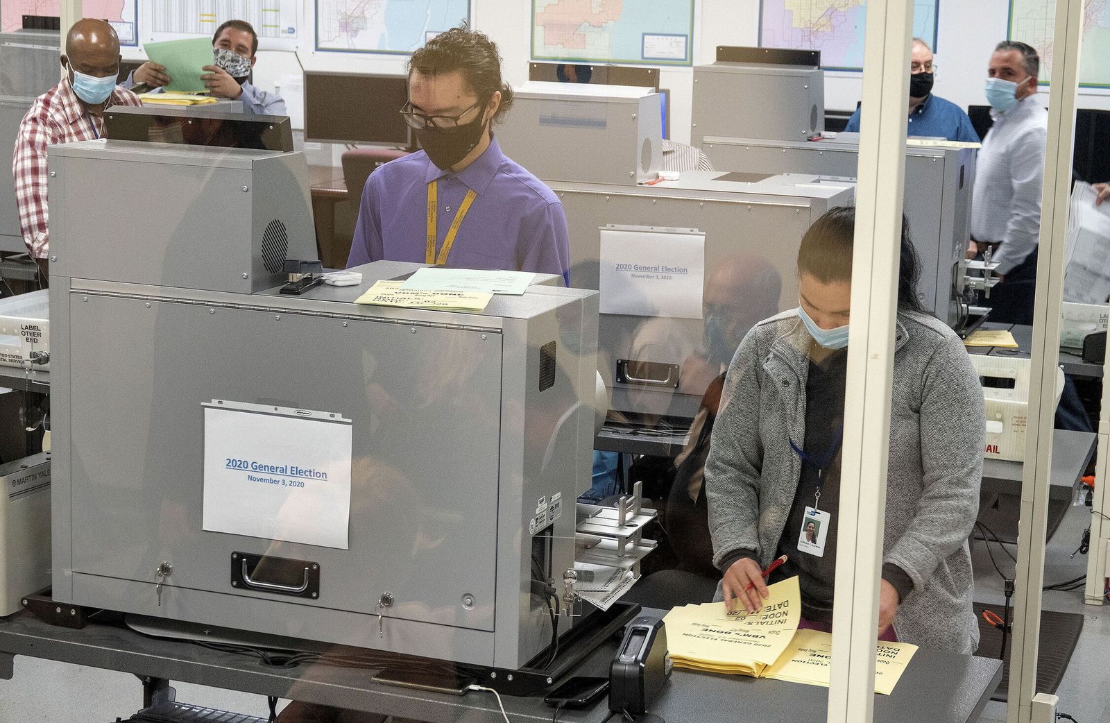 Varias personas cuentan los votos.