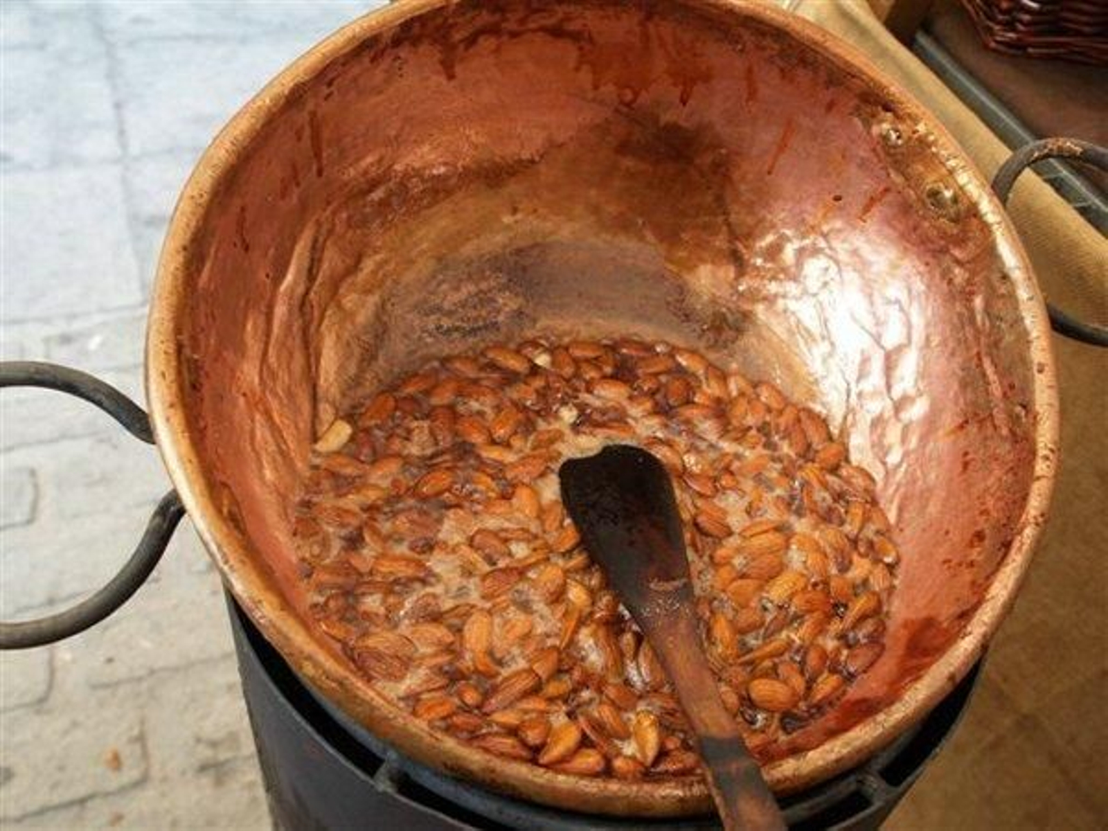 Almendras y pipas garrapiñadas de Baeza.