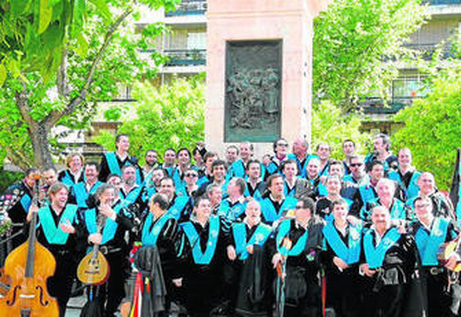 Una gran familia. Una de las características de la tuna de Filosofía y Letras es que todos los componentes a lo largo de estos cuarenta años se han convertido en una gran familia donde los (hermanos mayores) veteranos  muestran el camino para llegar a ser un buen tuno a los más jóvenes.