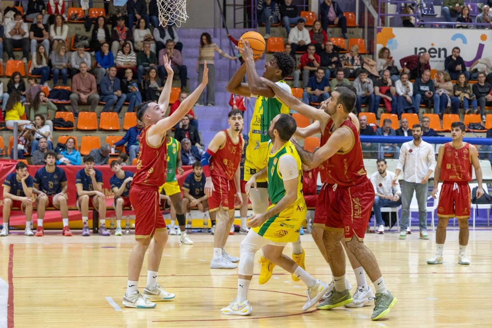 La Salobreja vibra con el derbi de la capital entre Jaén CB y Jaén FS, en imágenes