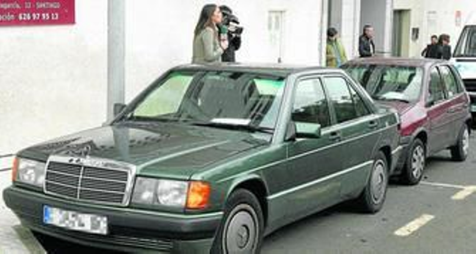 El coche de Rosario Porto permanece aparcado frente al cuartel de la Guardia Civil de Milladoiro, cerca de Santiago.
