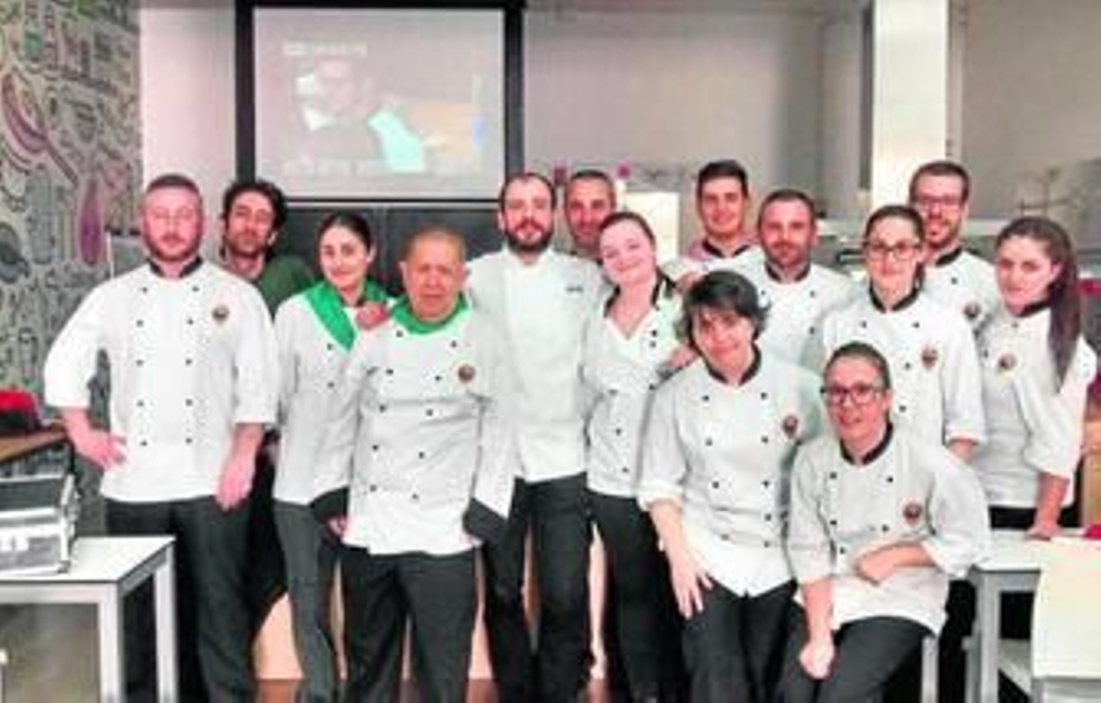 Grupo de alumnos del IES Almeraya con Sergi Sanz. jefe de cocina del restaurante Ametsa de Londres.