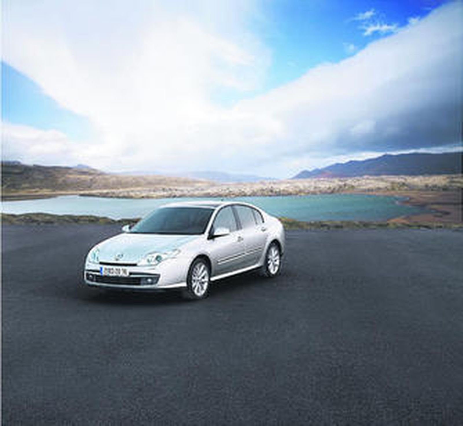 Con el Sistema '4Control' la precisión de la dirección es excelente, situando así el vehículo, de forma intuitiva, en la trayectoria adecuada.