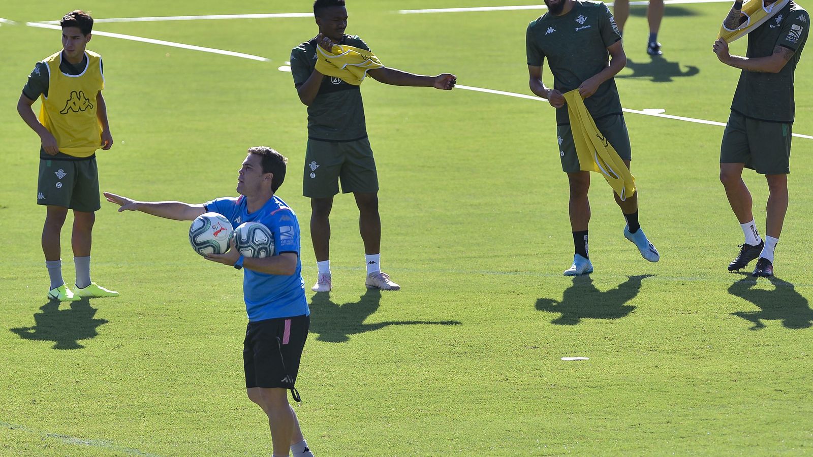 Rubi da instrucciones a sus jugadores en el entrenamiento de este miércoles.