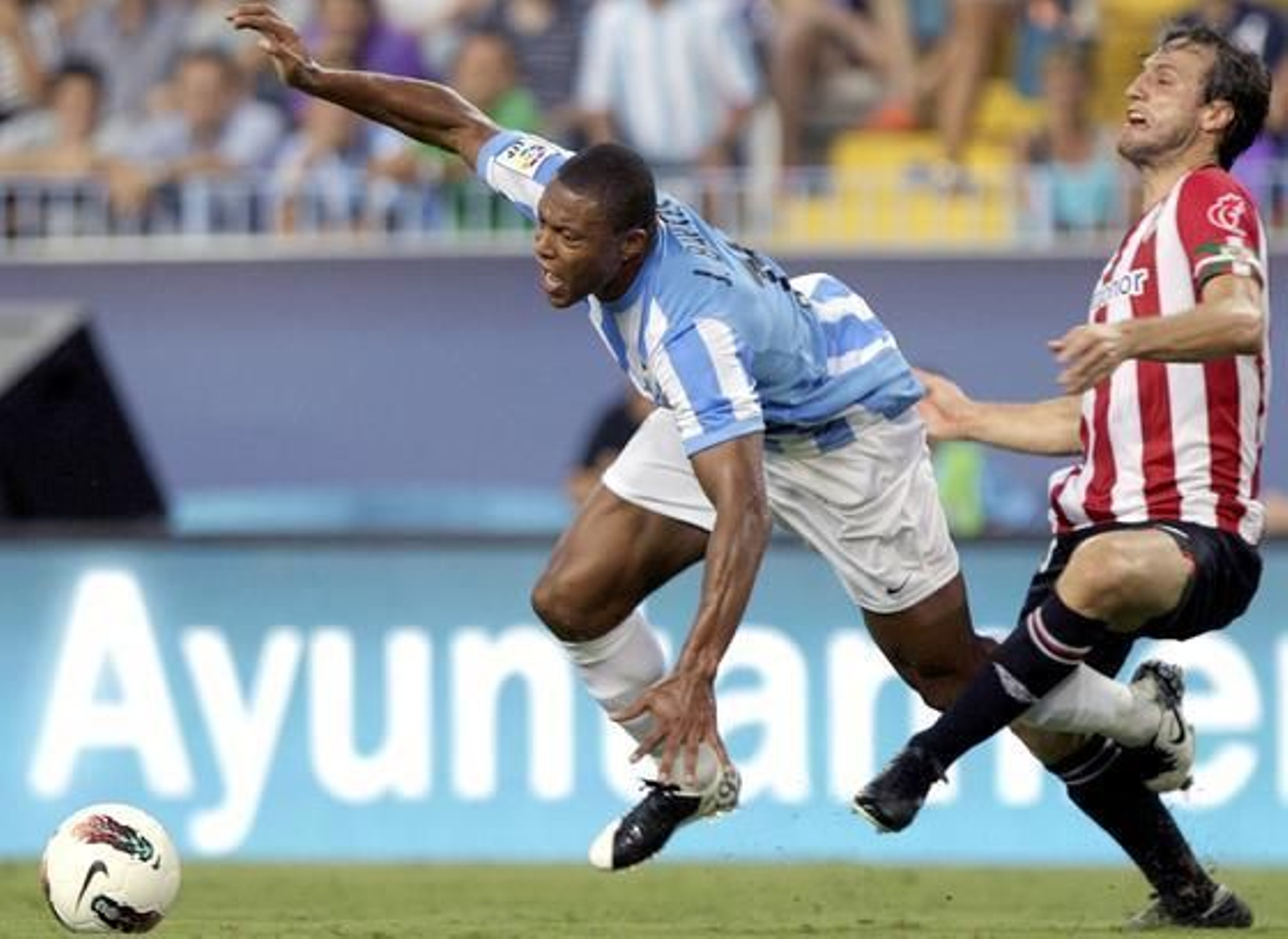 El Málaga gana su tercer partido consecutivo en Liga gracias a un gol de Cazorla de falta (1-0). / EFE