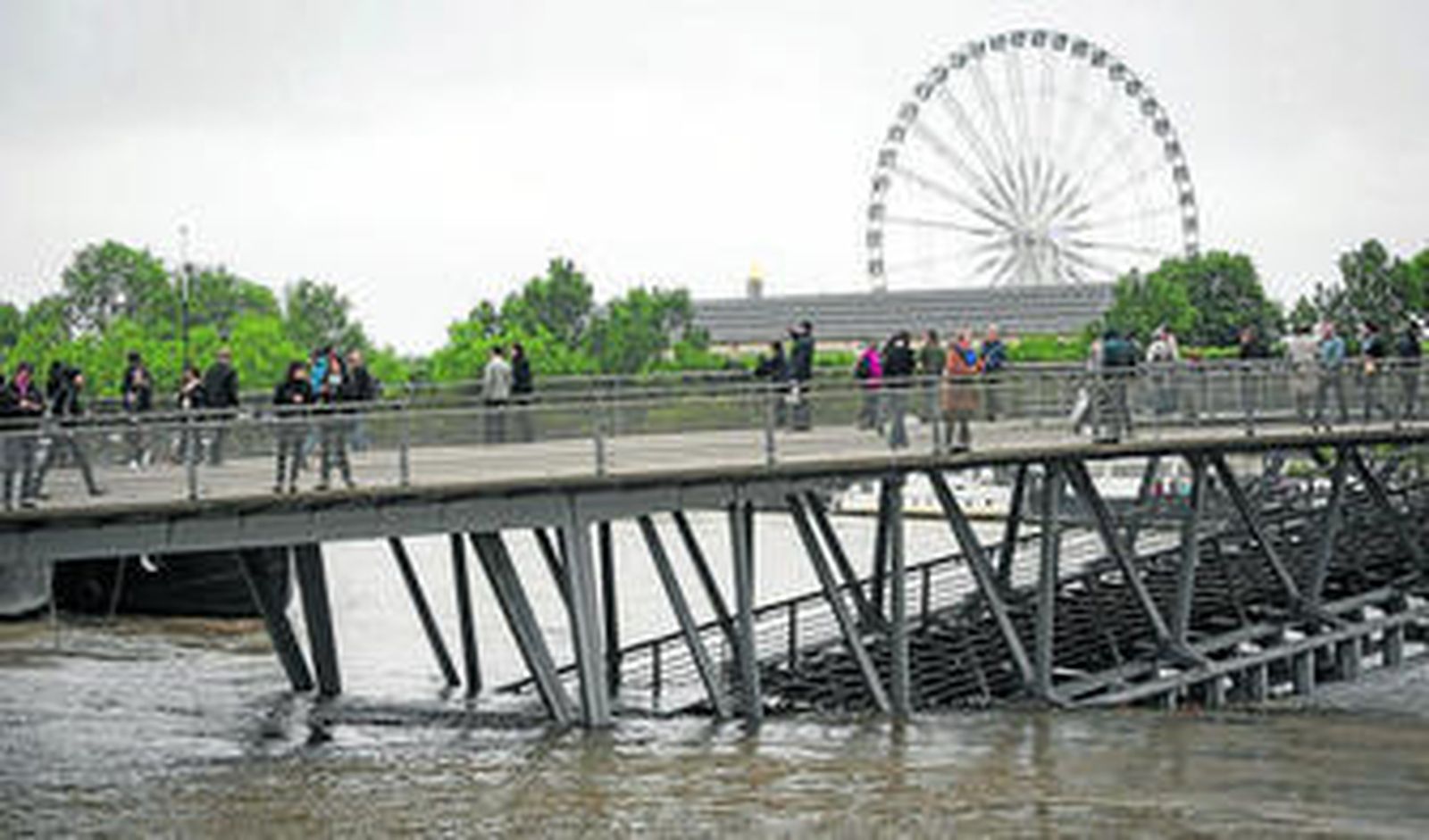 Vista ayer de la pasarela Léopold-Sédar Senghor, conocida como Solférino, parcialmente sumergida por la crecida del río Sena en París.