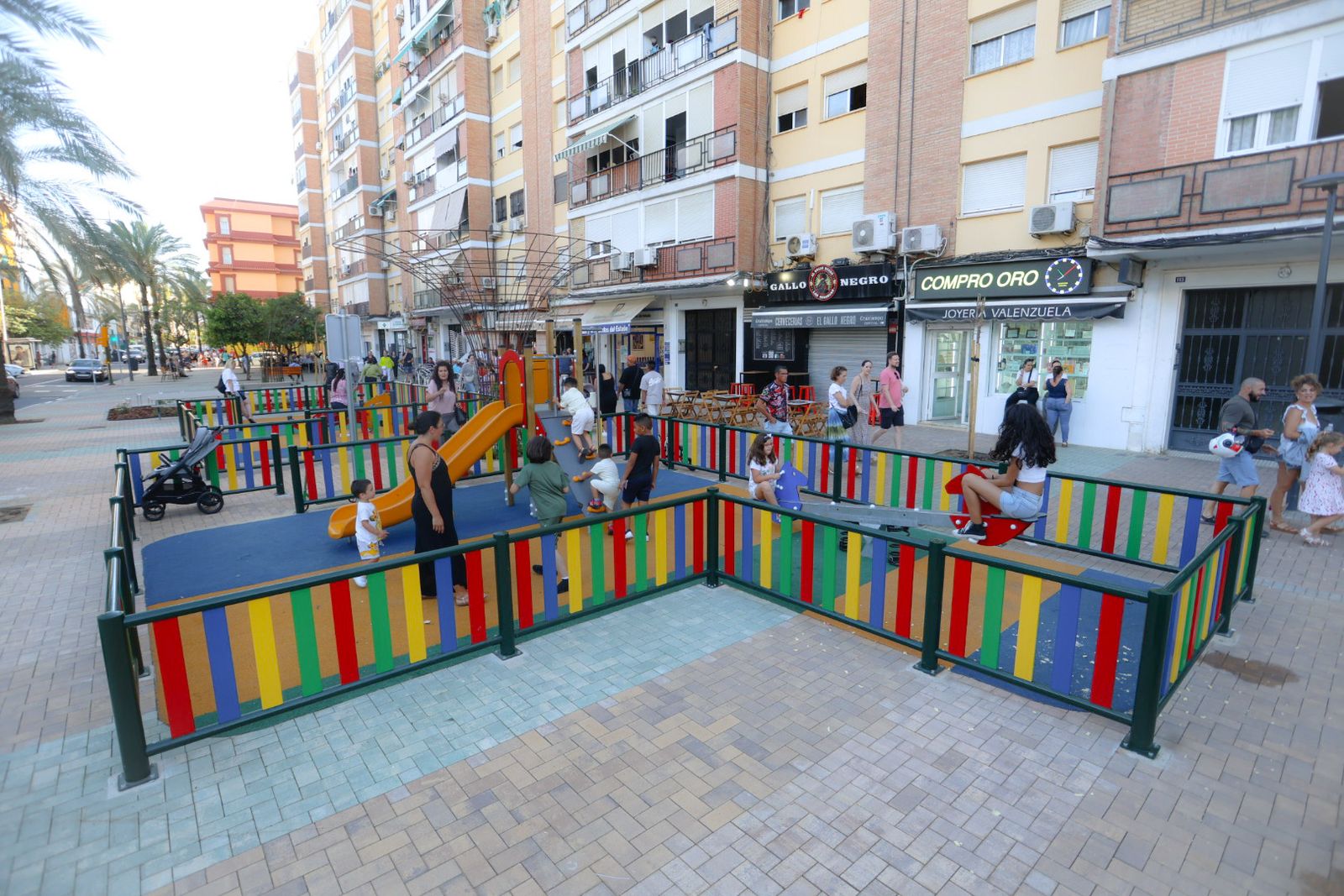Imágenes de la inauguración de la remodelación de la zona de la antigua Fábrica de Harina en el Barrio de Las Colonias