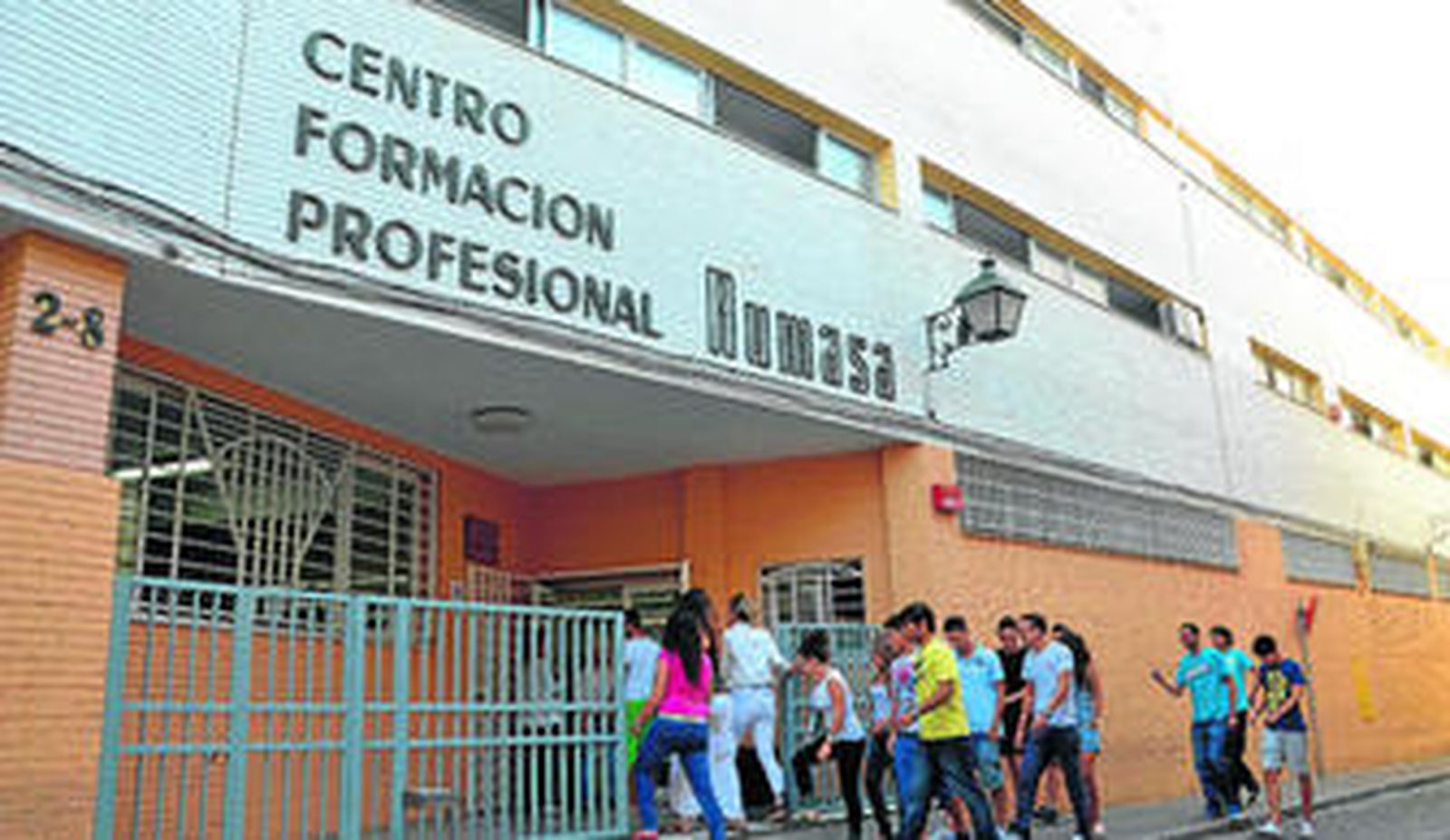 Un grupo de estudiantes entrando en el centro en un día normal de clases.