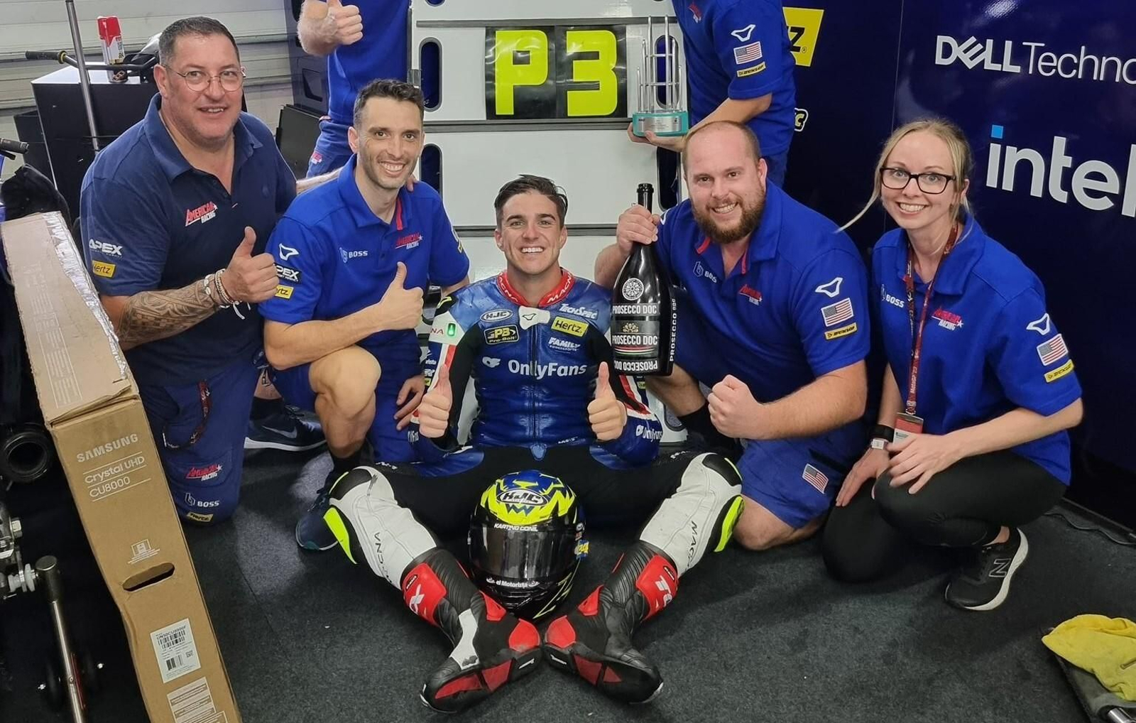Marcos Ramírez celebra con su equipo el primer podio de Moto2. Marcos Ramírez celebra con su equipo el primer podio de Moto2.