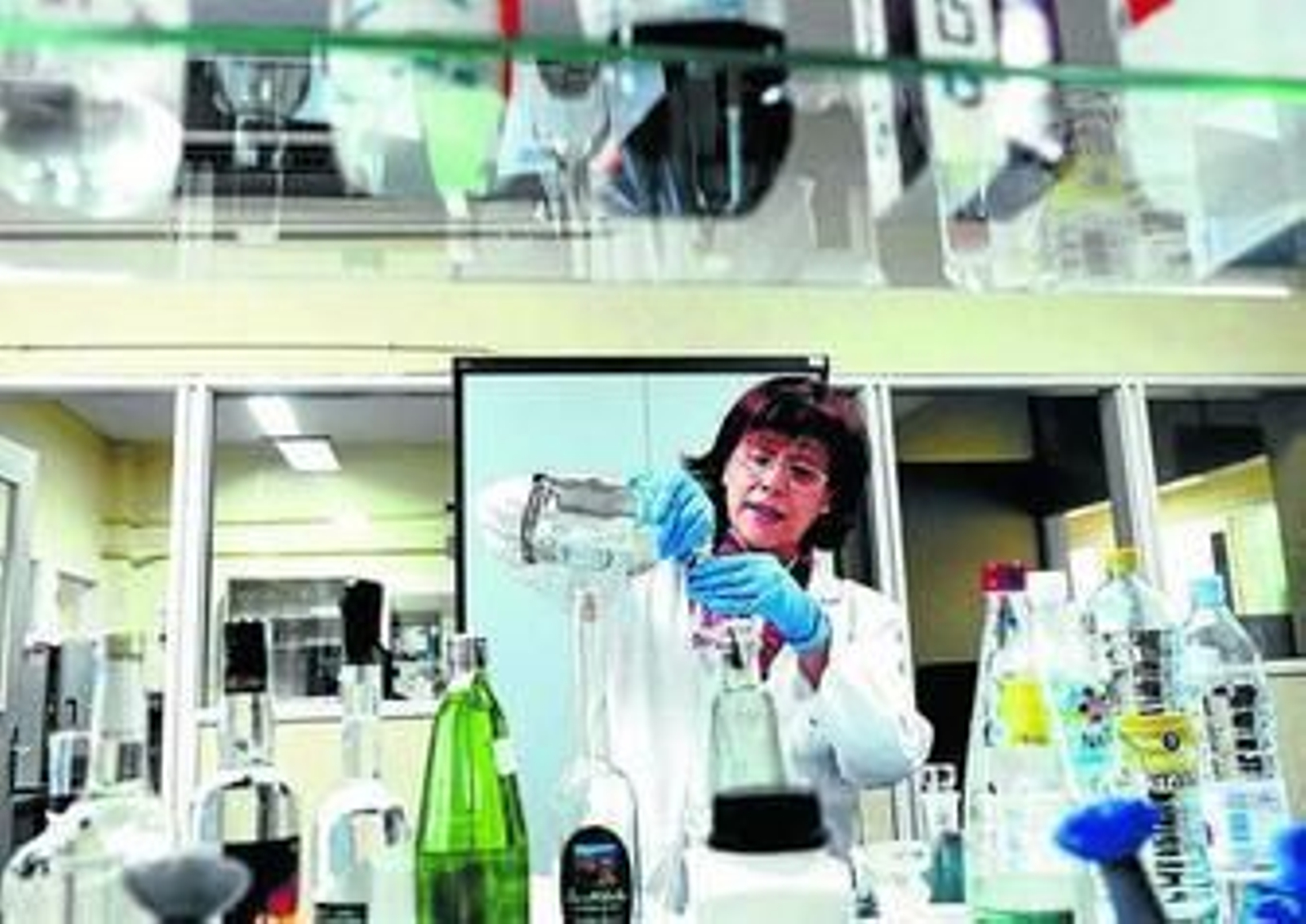 Una investigadora analiza unos líquidos en el Instituto de Consumo.
