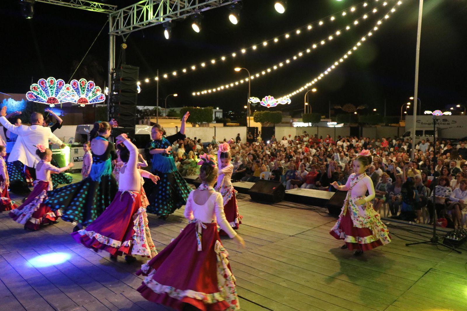 Espectáculo de baile en la feria de noche de Las Norias.