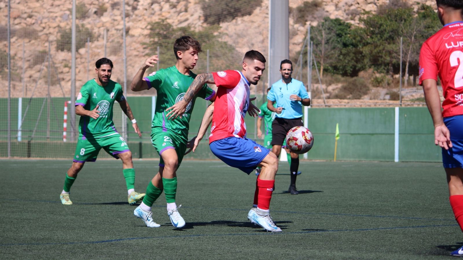 Dani Lidueña protege el esférico en el duelo liguero.