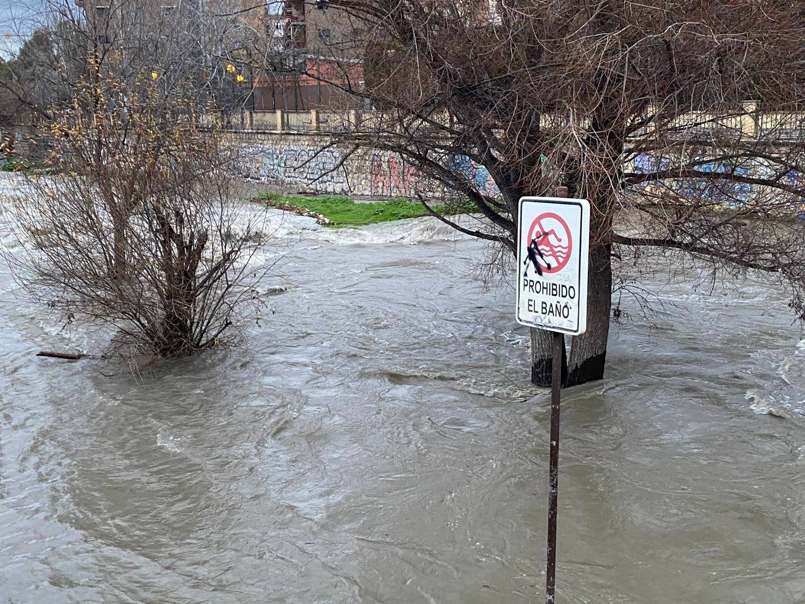 Las fotos de la previa de la borrasca Leonardo: nieve en Prado Negro y el río Genil en Granada, crecido