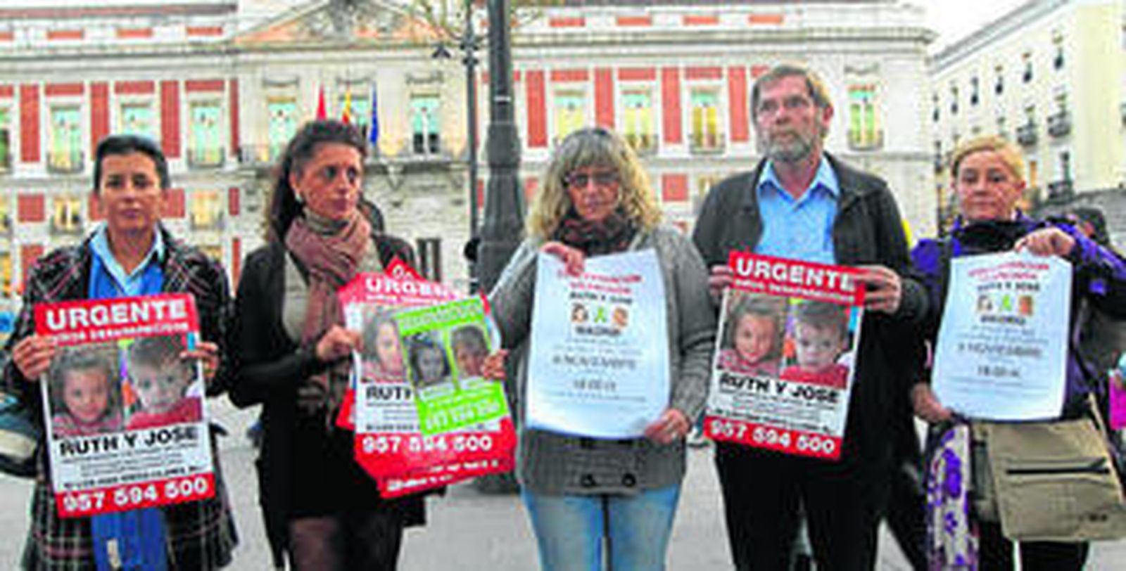 La madre de Sandra Palo (en el centro), ante la Puerta del Sol de Madrid.