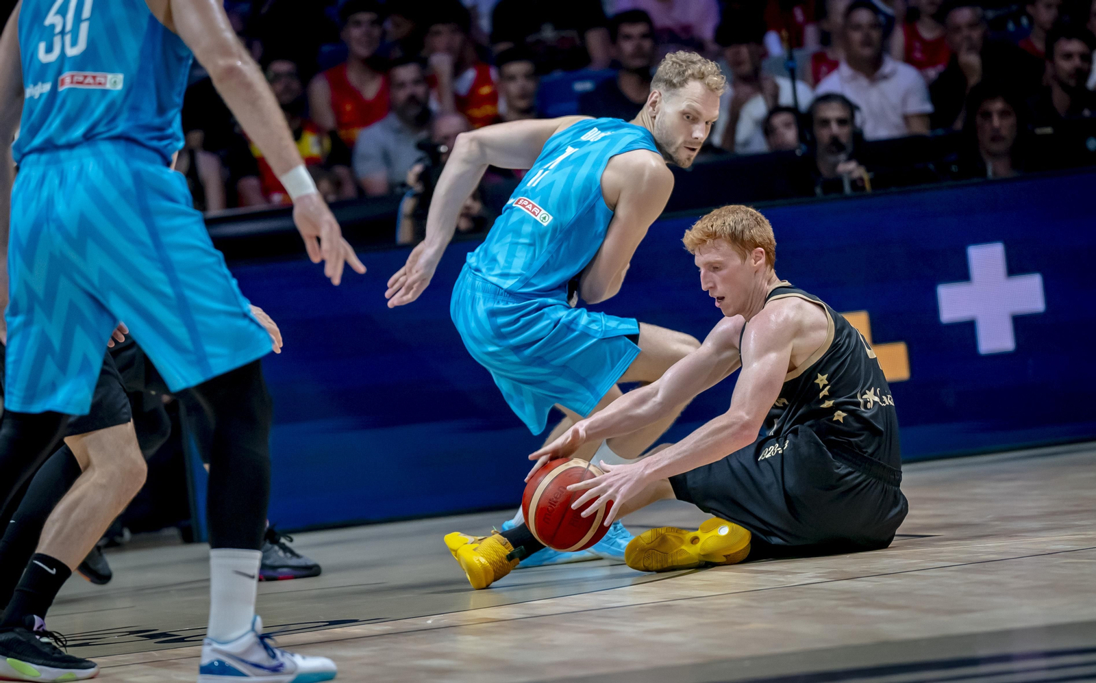 Alberto Díaz compite con Blazic por un balón.