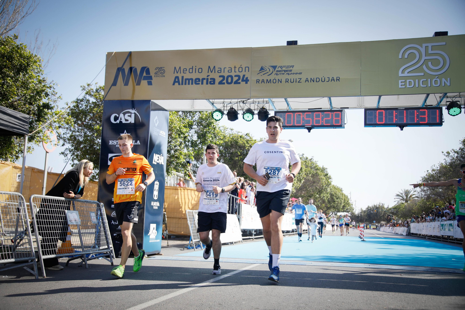 Imágenes de la llegada de la Media maratón Ciudad de Almería