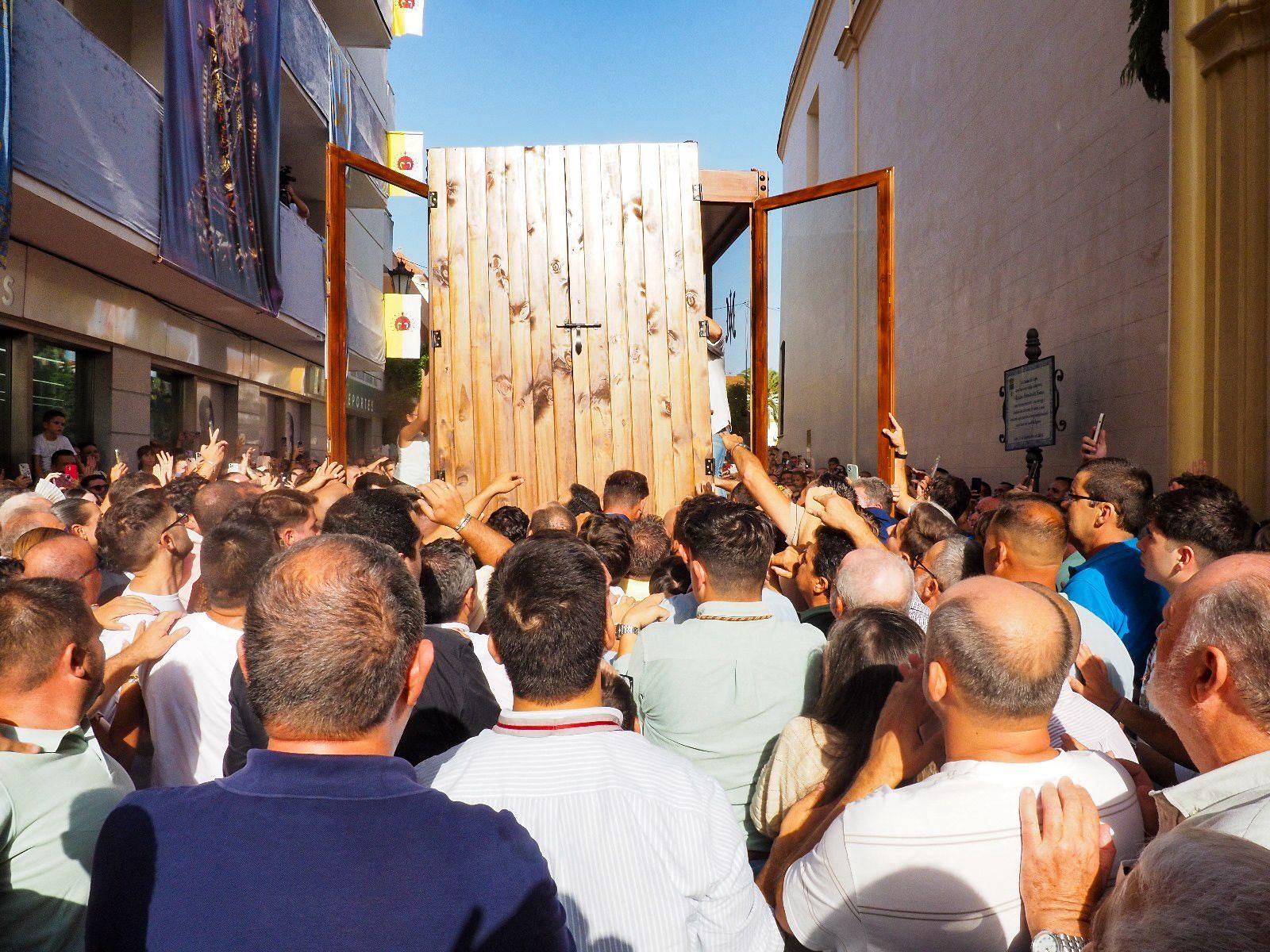Imágenes de la multitudinaria despedida de la Virgen de la Bella en Lepe antes de la Magna, emulando la de 1954