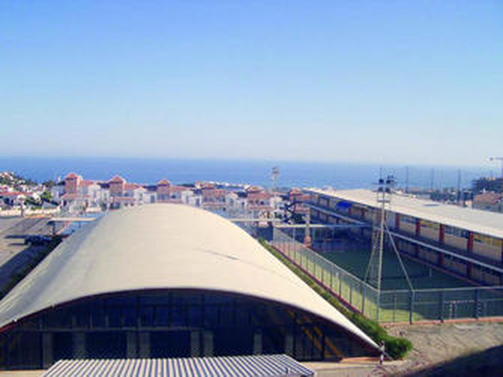 Pistas deportivas y pabellones del colegio Añoreta en Rincón de la Victoria