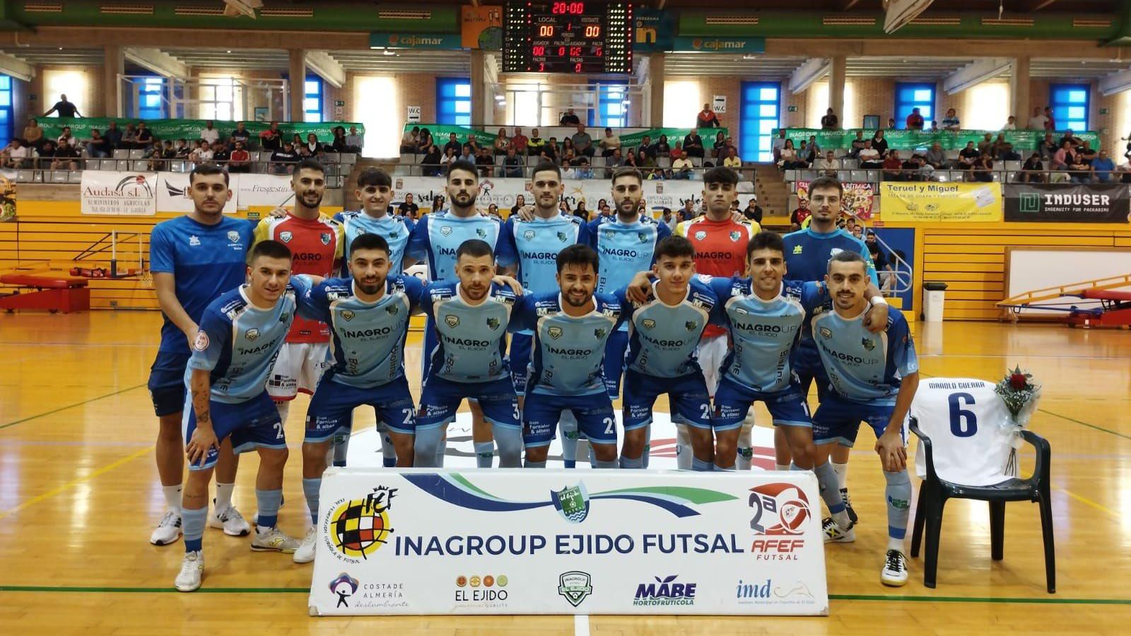 Los jugadores del conjunto ejidense posan antes del comienzo del encuentro frente a Melistar.