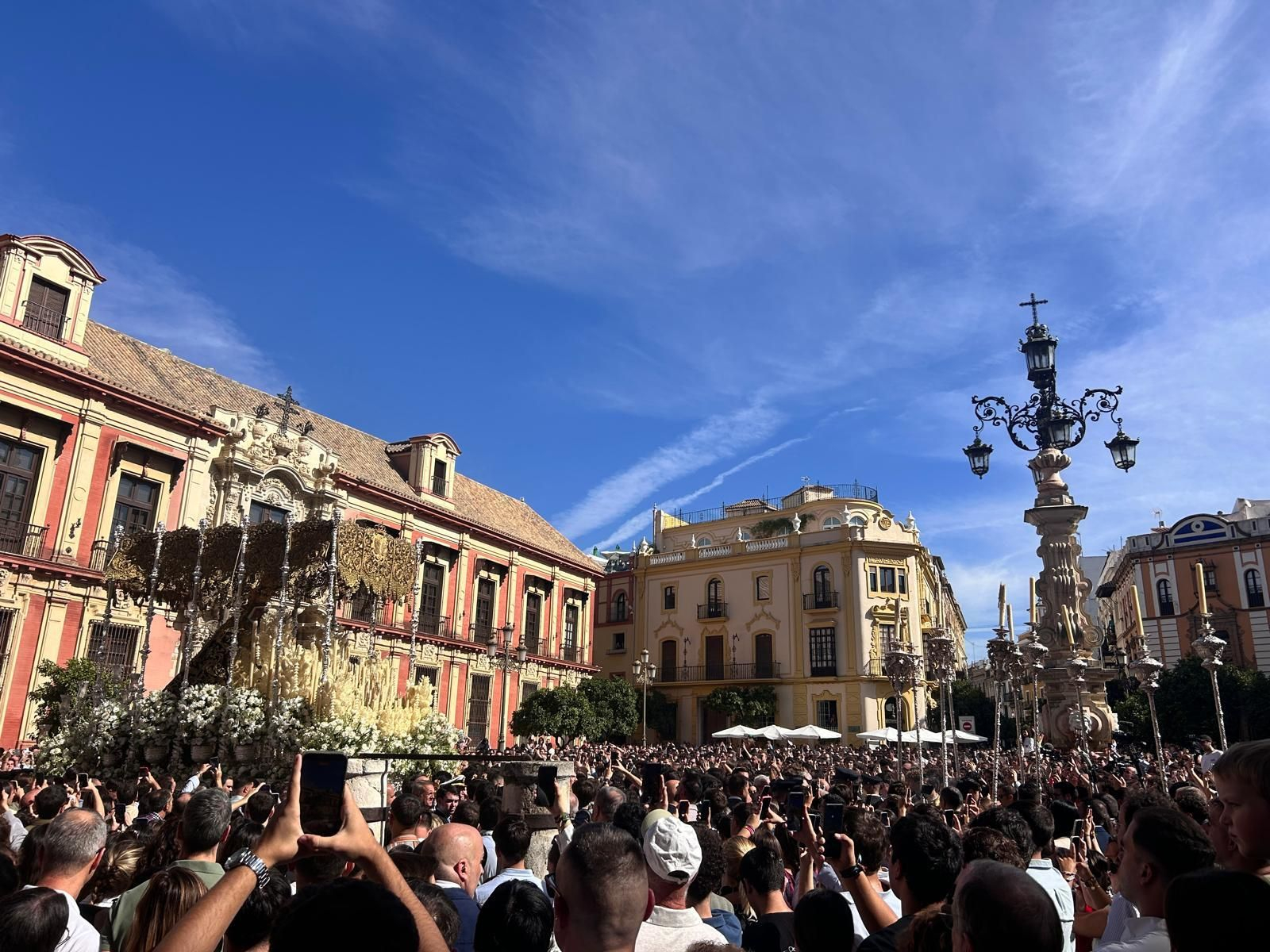 La Esperanza de Triana llega a la Plaza de la Virgen de los Reyes.