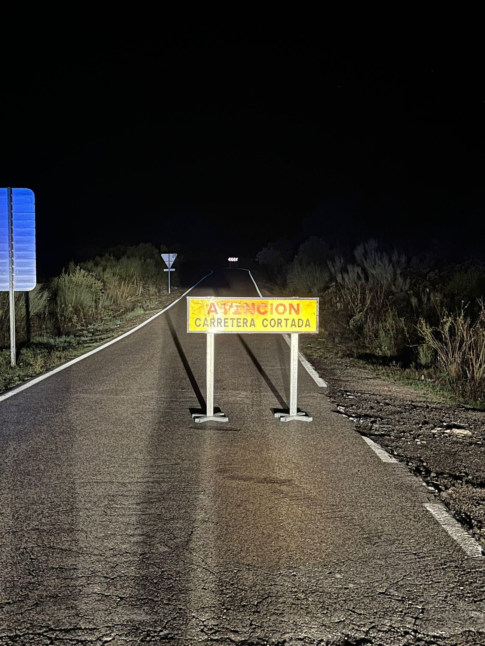 Señalización por el corte de carretera Señalización por el corte de carretera
