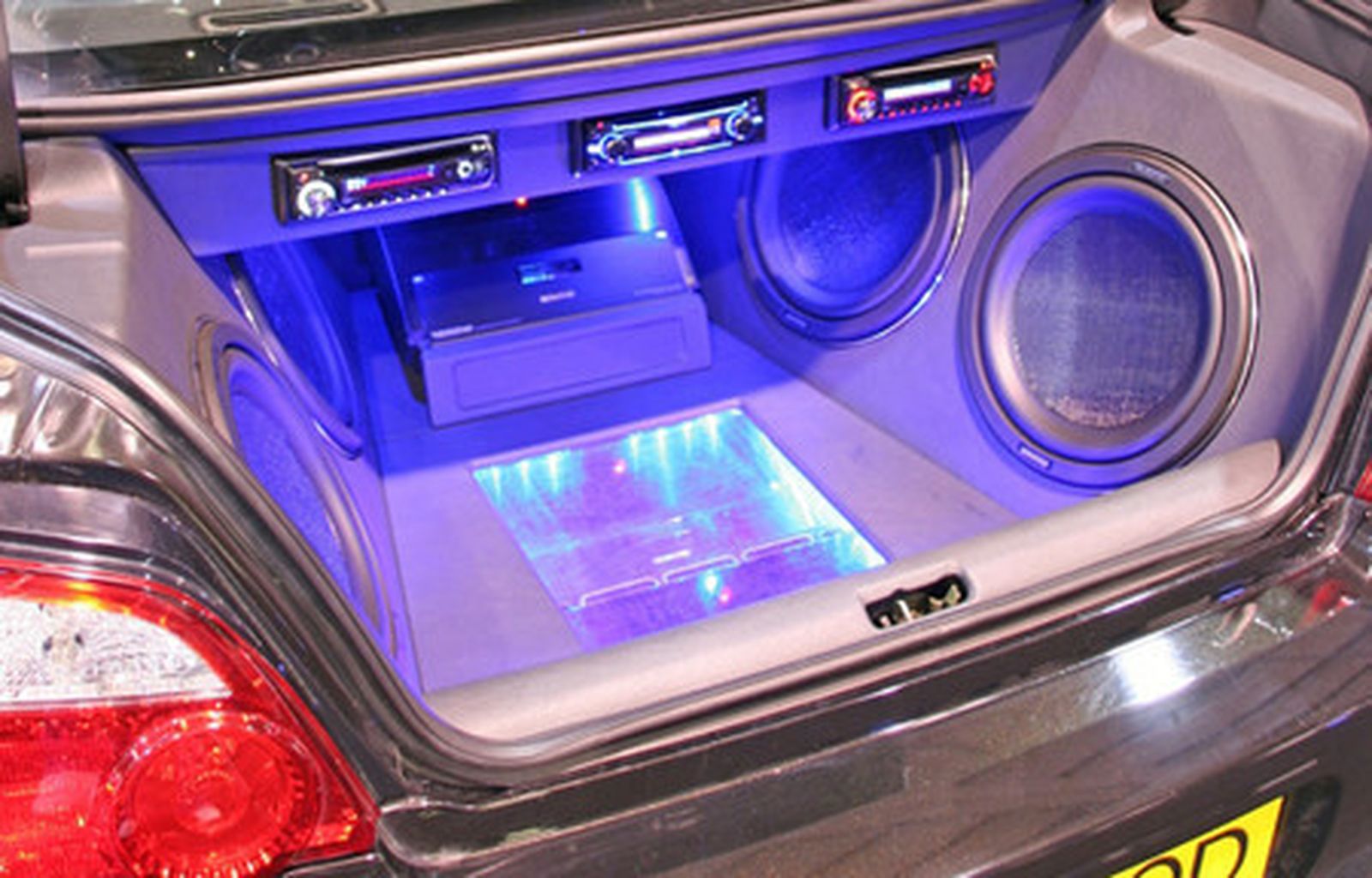 El maletero de un coche adaptado con un equipo de sonido y luz