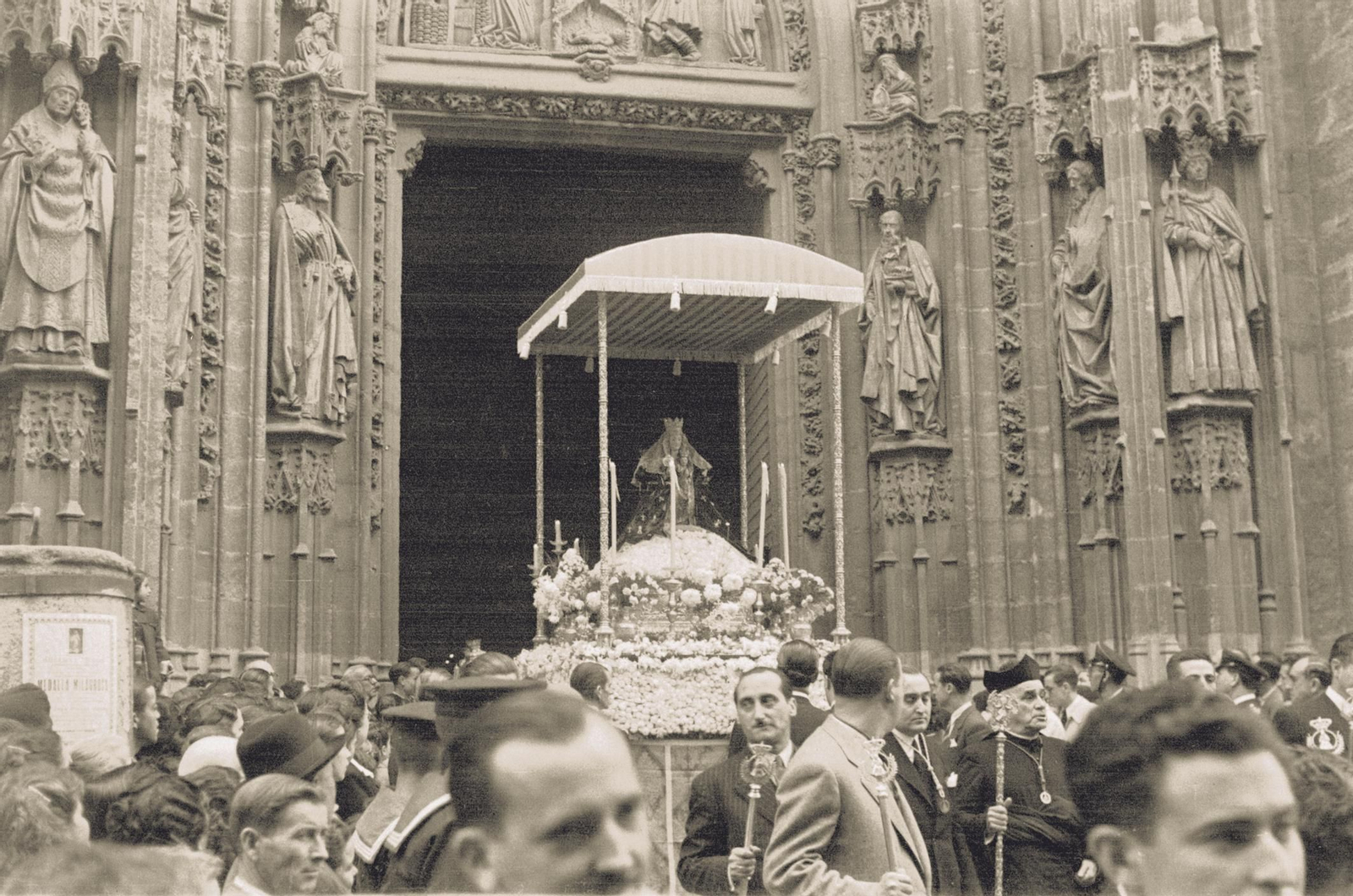 La Virgen de Valme sale de la Catedral de Sevilla en 1948. La Virgen de Valme sale de la Catedral de Sevilla en 1948.