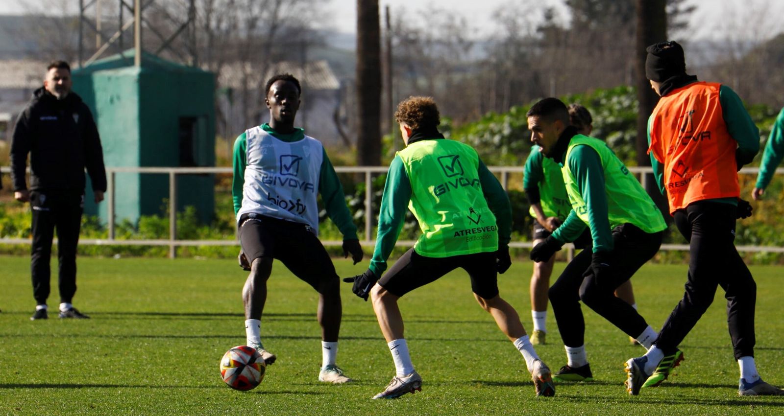 Diarra es presionado por Simo y Recio durante un entrenamiento.