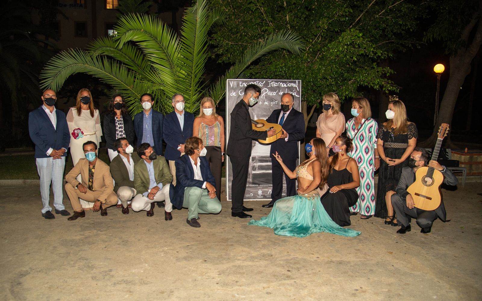 Diego Valdivia firma la guitarra sostenida por José Ignacio Landaluce.