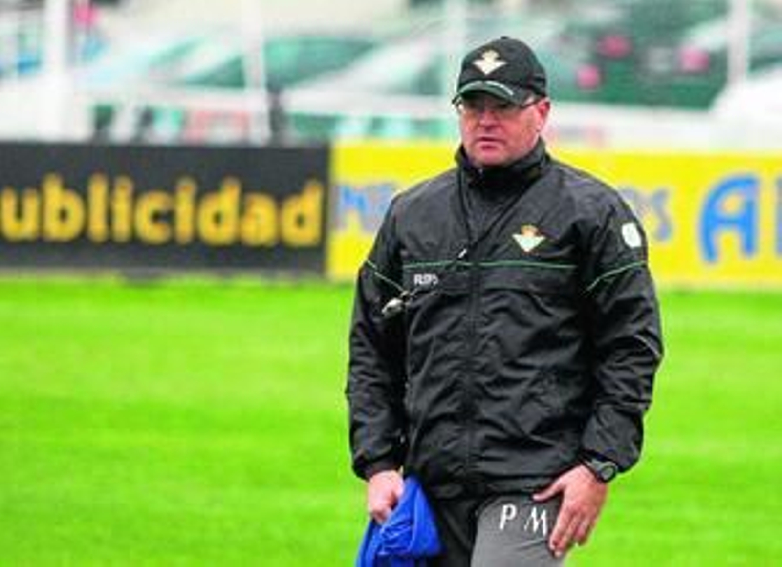 Pepe Mel observa el entrenamiento del equipo verdiblanco.